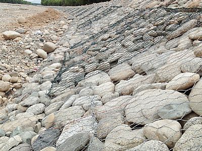 格賓網石籠擋土墻防護效果利用了當地豐富的鵝卵石資源